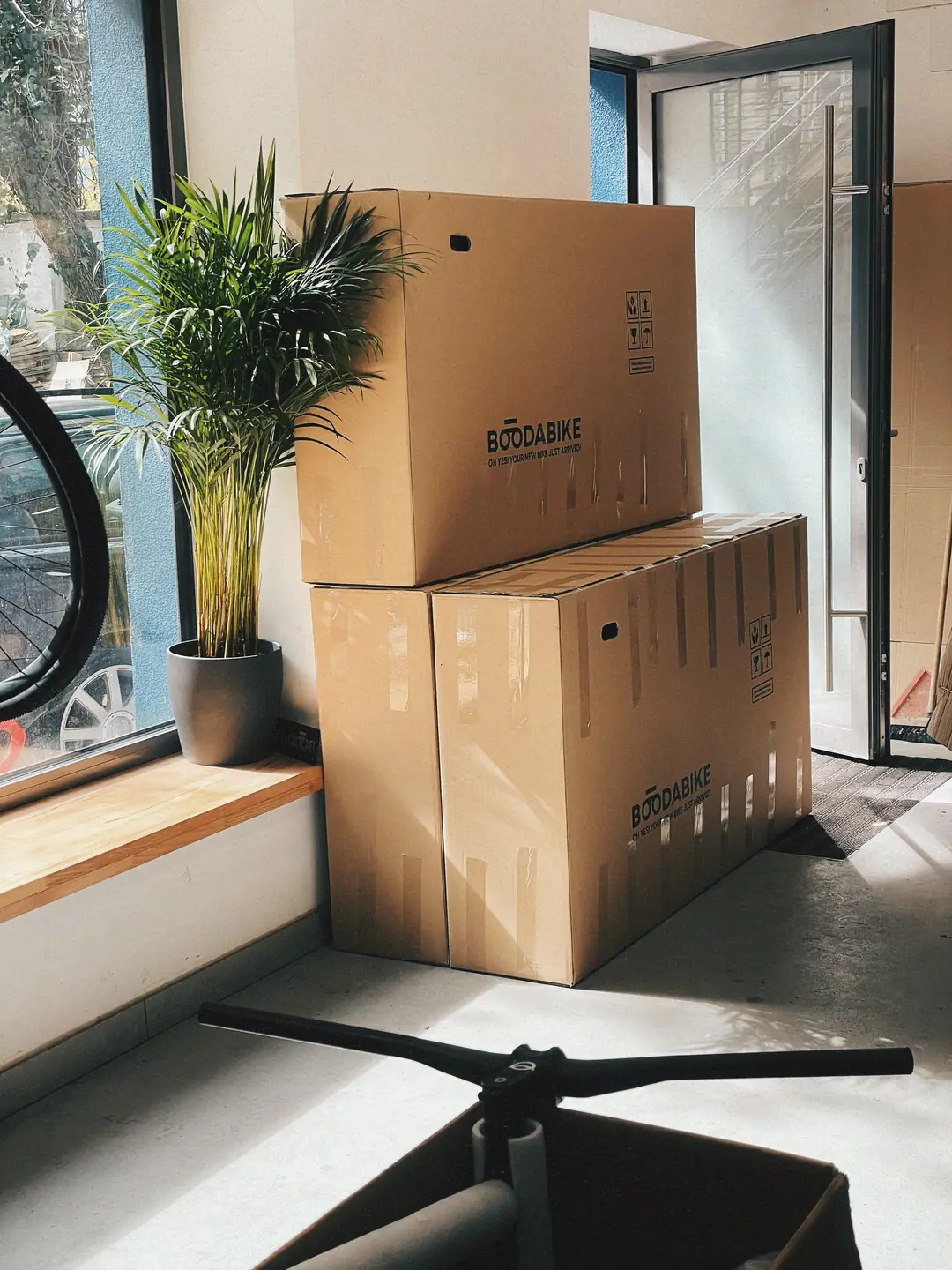 Versandbereite Booda-Bike-Kartons in der Budapester Werkstatt